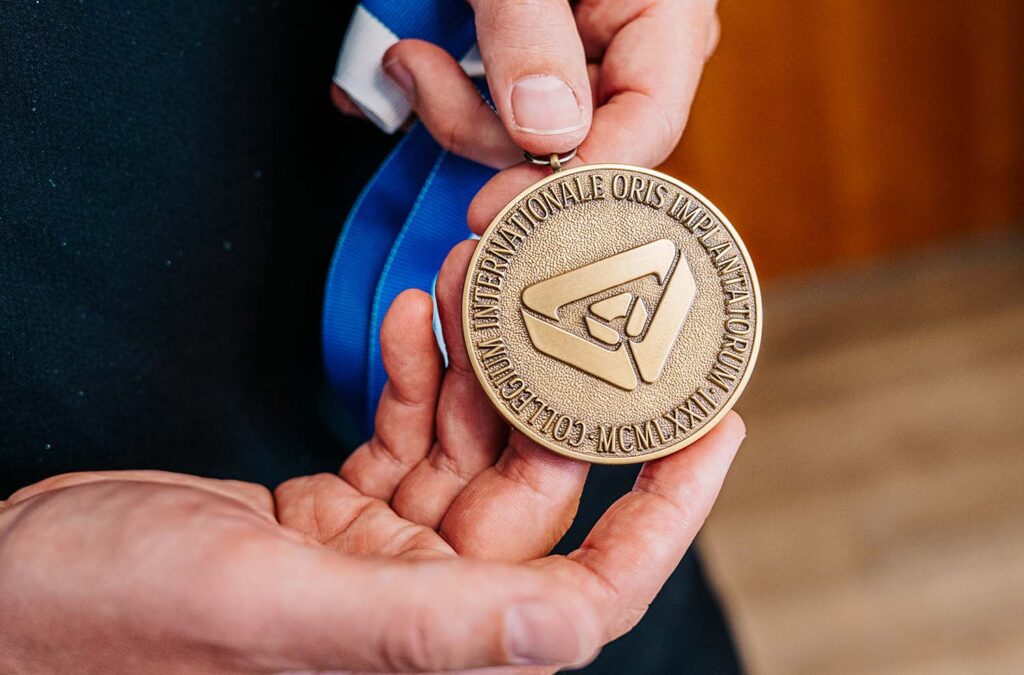 Auszeichnung des Collegium Internationale Implantatorum – Dr. Alius, Zahnarzt in Nürnberg und Implantologie-Spezialist in der Praxisklinik in der Mauthalle