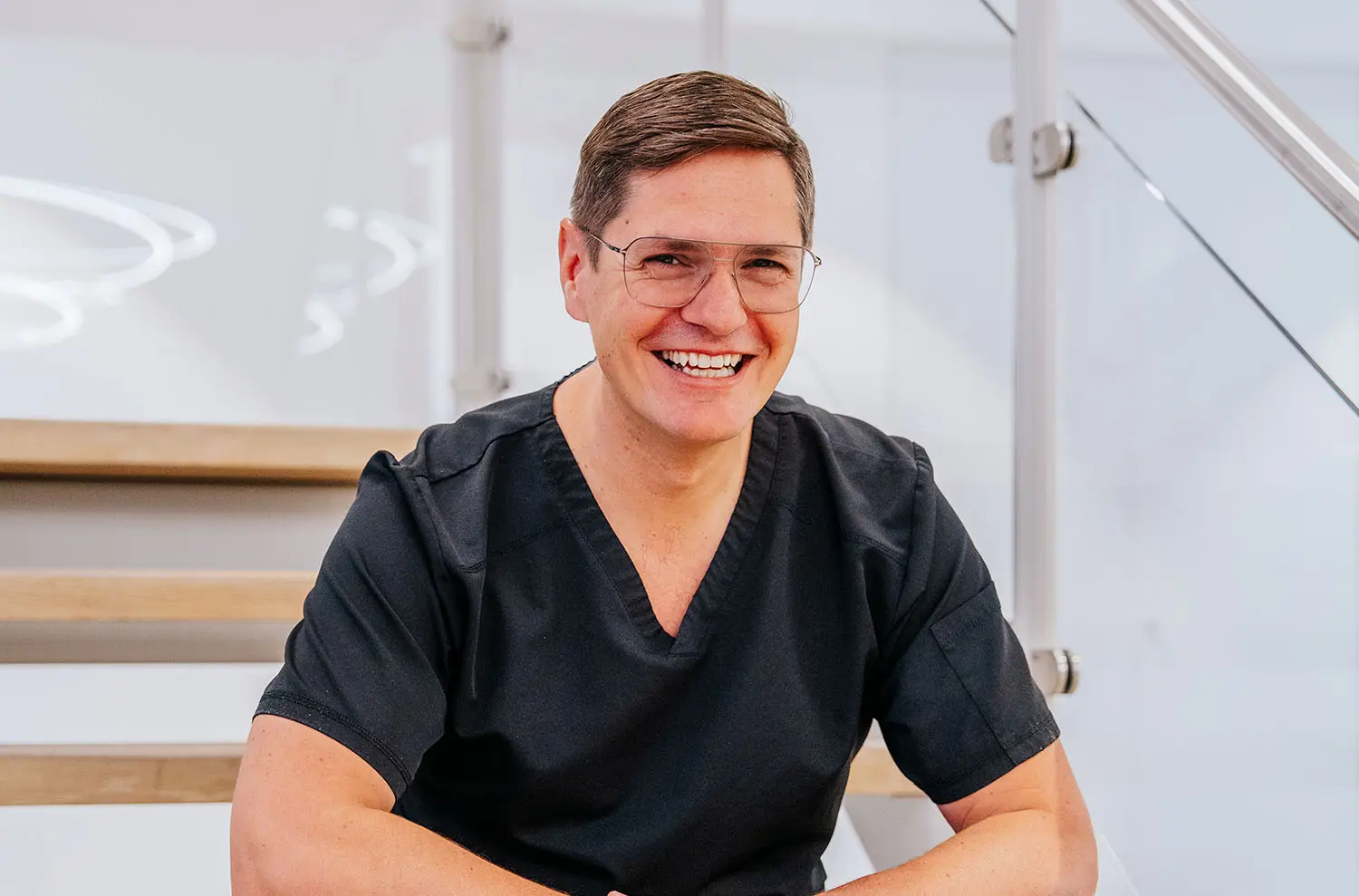 Zahnarzt der Praxisklinik Dr. Alius im Treppenhaus in Nürnberg