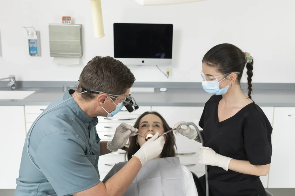Behandlung eines Patienten durch Zahnarzt und Assistentin in Nürnberg
