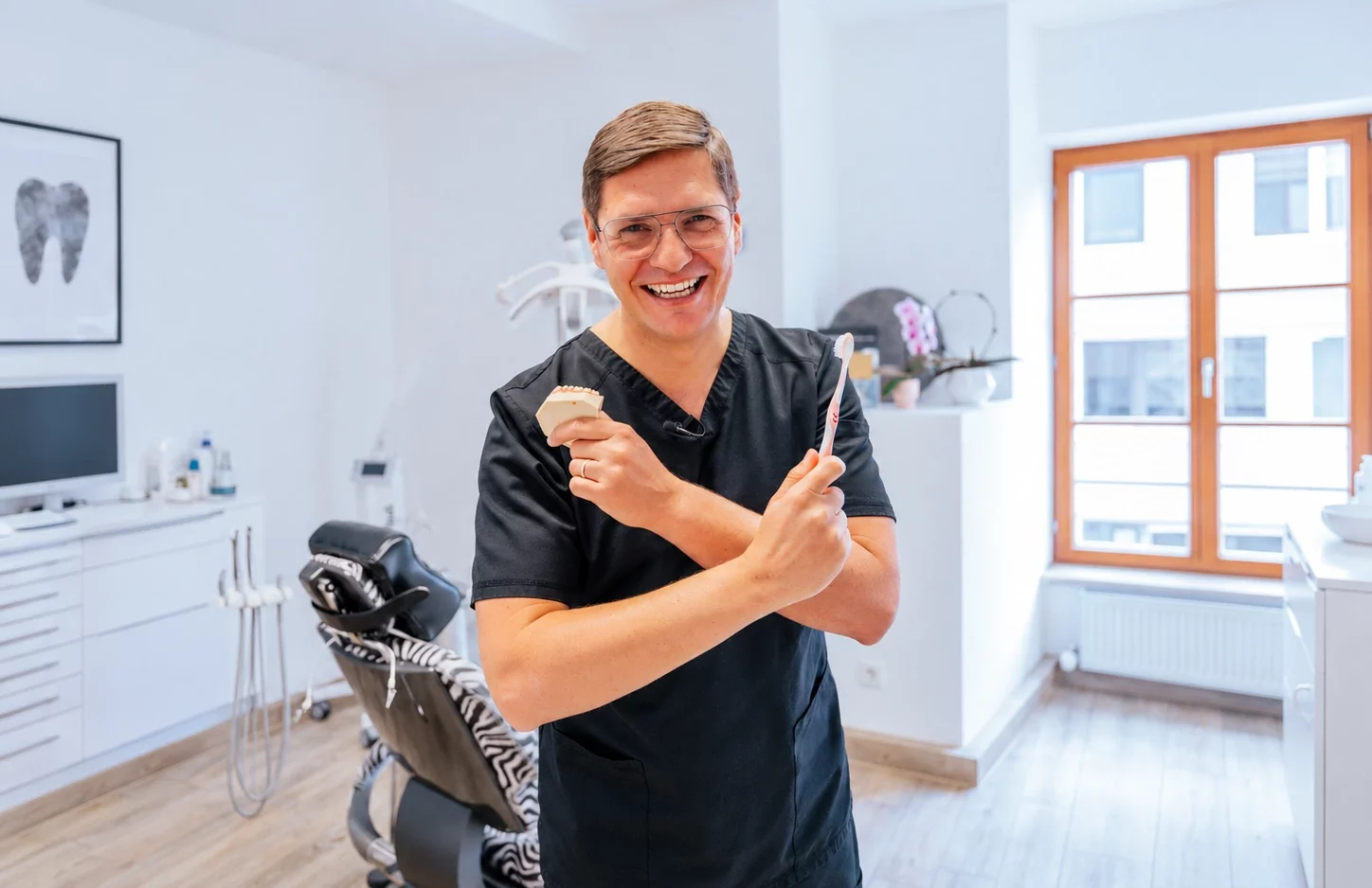 Dr. Jochen K. Alius im Behandlungszimmer der Praxisklinik in der Mauthalle Nürnberg