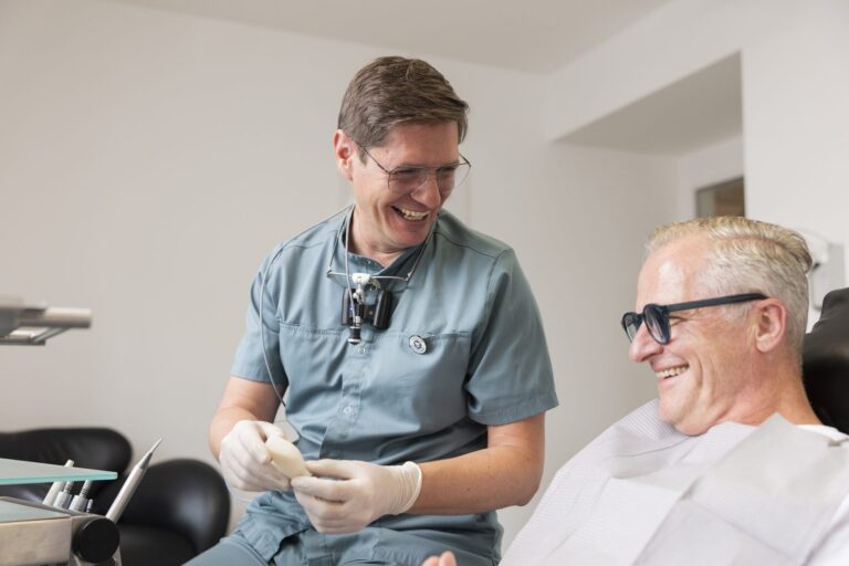 Dr. Jochen K. Alius im Beratungsgespräch mit einem Patienten – Praxisklinik in der Mauthalle, Nürnberg